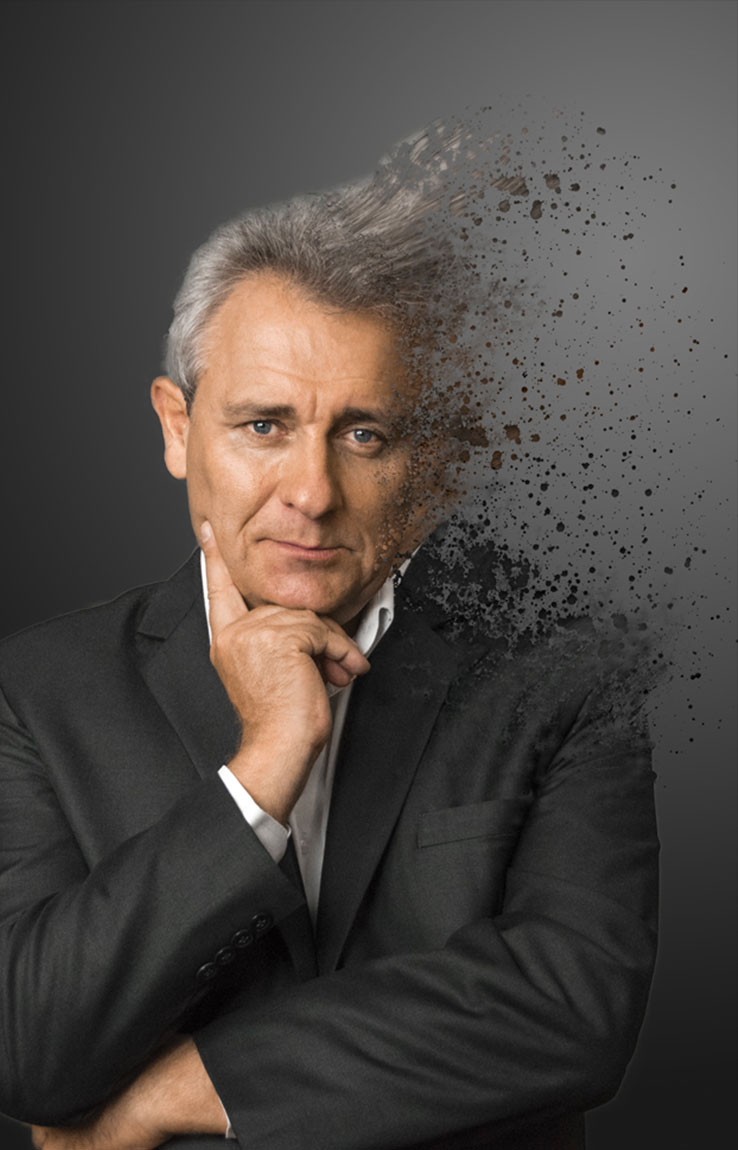 Photo noir et blanc de Bruno Blondel assis sur un fauteuil en cuir